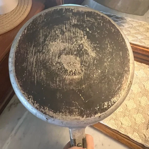 GHC PROFESSIONAL Vintage Dual Spout *MAGNALITE* 10' Diameter Skillet with Handle - Picture 7 of 8